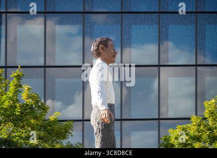 Berlin, Deutschland. August 2025. Die Skulptur „Balanceakt“ des deutschen Bildhauers Stephan Balkenhol steht vor dem Neubau des Axel Springer Verlags (2020). In den Hochhäusern Friedrichstadt in Kreuzberg und Mitte befinden sich die Redaktionsbüros der Welt und der Welt am Sonntag sowie der BZ Berlin und die Landesausgabe Bild. Quelle: Soeren Stache/dpa/Alamy Live News Stockfoto