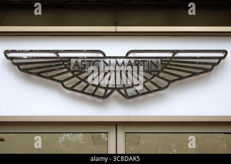 London, Großbritannien - 9. September 2024: Das Aston Martin Logo auf der Außenseite des Ausstellungsraums in der Park Lane in London, Großbritannien. Stockfoto