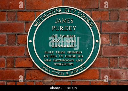 London, Großbritannien - 9. September 2024: Eine Gedenktafel an der South Audley Street in London, die den Ort markiert, an dem der Gunmaker James Purdey der Jüngere seine Showrooms baute Stockfoto