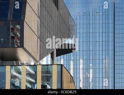 Berlin, Deutschland. August 2025. Der Neubau (l) und der zweite Flügel (r) des Hauptsitzes des Axel Springer Verlags sind großflächig verglast. In den Hochhäusern Friedrichstadt in Kreuzberg und Mitte befinden sich die Redaktionsbüros der Welt und der Welt am Sonntag sowie der BZ Berlin und die Landesausgabe Bild. Quelle: Soeren Stache/dpa/Alamy Live News Stockfoto