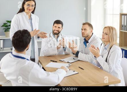 Ärzte, die erfolgreiche Ergebnisse während des medizinischen Seminars, der Vorlesungen des medizinischen Teams, der Forschung präsentieren Stockfoto