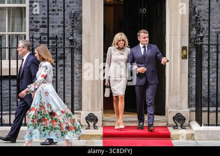Sir Keir Starmer und Ehefrau Victoria verlassen vor Präsident Emmanuel Macron und Ehefrau Brigitte in der Downing Street, Großbritannien Stockfoto
