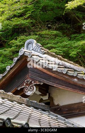 Konzentrieren Sie sich auf die kunstvollen Dachdetails eines der Gebäude in Eikando, offiziell Zenrinji Tempel, Kyoto, Kansai, Japan Stockfoto
