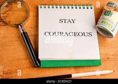 Motivationszitate BLEIBEN MUTIG. Stockfoto