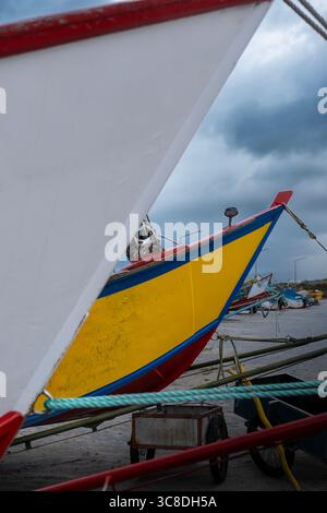 Farbenfrohe, Traditionelle Fischerboote Legen Sicher An Der Küste Im Hafen Von Nordportugal An. Minho Region, Maritimes Erbe, Küstendorf, Nautische Szene Stockfoto