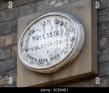 Eine Gedenktafel an der Außenseite eines Gebäudes auf dem Angel Hill in Bury St. Edmunds, Suffolk, markiert den Ort, an dem der berühmte Physiologe William Hyde Wollast war Stockfoto