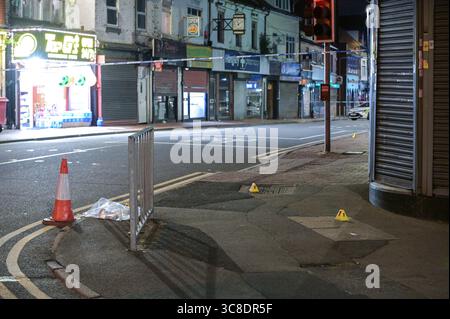 High Street, Cradley Heath, 4. August 2025: Polizei und Forensiker von West Midlands am Tatort eines Doppelerstochs in der Cradley Heath High Street am Sonntag, den 3. Abend. Zwei Männer im Alter von 22 und 42 Jahren erstochen sich gegenseitig in der Region Sandwell in den West Midlands. Die Polizisten haben die verletzten Männer wegen des Verdachts auf versuchten Mord verhaftet. Ein Laden, in dem der Angriff stattfand, war voller erster Hilfe und Kleidung. Kleine Blutflächen waren auch auf dem Boden zu sehen. WMP-Erklärung: "Zwei Männer wurden nach einer Störung in Cradley Heath verhaftet. „Wir wurden gestern Abend (3. August) gegen 20:20 Uhr angerufen Stockfoto