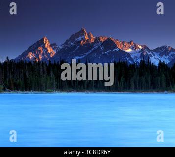 Sonnenuntergang auf dem Grand teton aus einem kristallklaren jackson Lake im Teton National Park, Wyoming. Stockfoto