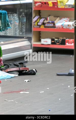 High Street, Cradley Heath, 4. August 2025: Polizei und Forensiker von West Midlands am Tatort eines Doppelerstochs in der Cradley Heath High Street am Sonntag, den 3. Abend. Zwei Männer im Alter von 22 und 42 Jahren erstochen sich gegenseitig in der Region Sandwell in den West Midlands. Die Polizisten haben die verletzten Männer wegen des Verdachts auf versuchten Mord verhaftet. Ein Laden, in dem der Angriff stattfand, war voller erster Hilfe und Kleidung. Kleine Blutflächen waren auch auf dem Boden zu sehen. WMP-Erklärung: "Zwei Männer wurden nach einer Störung in Cradley Heath verhaftet. „Wir wurden gestern Abend (3. August) gegen 20:20 Uhr angerufen Stockfoto