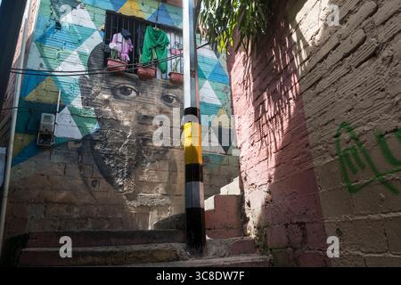 Steile Treppen und Wandmalereien sind im Viertel Mähren zu sehen, das einst eine kommunale Deponie in Medellin, Kolumbien, war Stockfoto