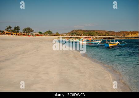 Farbenfrohe Fischerboote liegen am White Sand Beach, Tanjung aan, Lombok Stockfoto