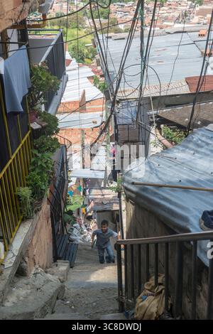 Lange steile Treppen zwischen den Häusern im nicht-touristischen Teil von Comuna 13. Medellin, Kolumbien. Stockfoto