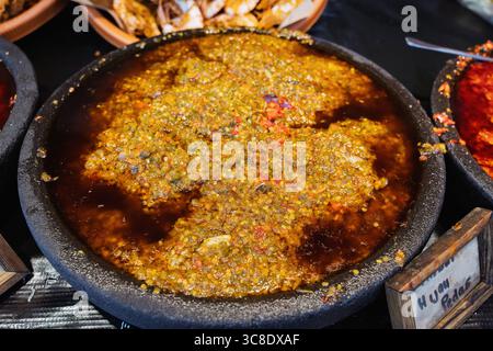 Eine Nahaufnahme einer großen Schüssel Sambal, einer traditionellen Chili-Paste. Stockfoto