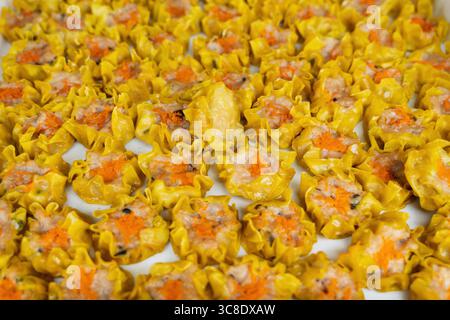 Eine große Portion frisch gedünsteter Sui mai-Teigtaschen auf einer Platte. Stockfoto