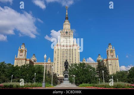 Blick auf das Hauptgebäude der Moskauer Staatlichen Universität im Sommer Stockfoto