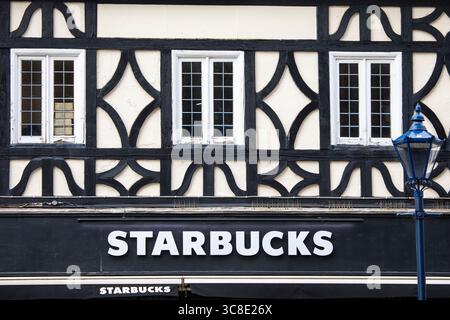 Hertfordshire, Großbritannien - 31. August 2024: Das mittelalterliche Fachwerk eines Starbucks in der Stadt Hitchin in Hertfordshire, Großbritannien. Stockfoto