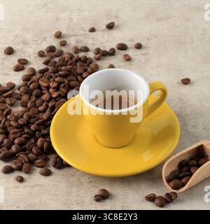 Ein Shoot Espresso-Kaffee auf einem kleinen gelben Becher Stockfoto
