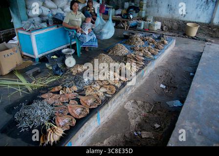 Fischverkäufer auf einem traditionellen lokalen Markt auf Flores Island, Indonesien, der frischen Fisch in einer rustikalen und authentischen Umgebung verkauft Stockfoto