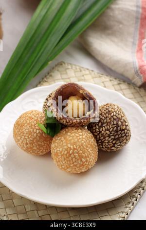 Onde-onde Sesam Seed Ball, serviert auf weißem Teller Nahaufnahme. Stockfoto