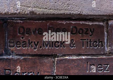 Liverpool, Vereinigtes Königreich - 19. September 2024: Dave Dee, Dozy, Beaky, Mick und Titch an der Cavern Wall of Fame in der Mathew Street in Liverpool, Vereinigtes Königreich. Stockfoto