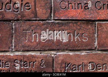 Liverpool, Vereinigtes Königreich - 19. September 2024: Die Kinks an der Cavern Wall of Fame in der Mathew Street in Liverpool, Vereinigtes Königreich - zum Gedenken an die berühmten Künstler, die heute noch in der Stadt leben Stockfoto