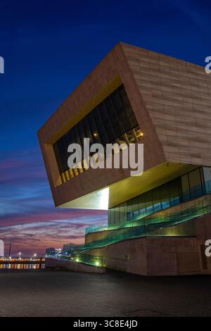 Die atemberaubende moderne Architektur des Museums of Liverpool in der Abenddämmerung zwischen Pier Head und dem Royal Albert Dock in der Stadt Liver Stockfoto