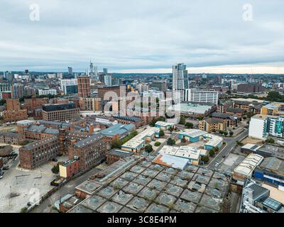 Temple Works und das umliegende Viertel South Bank von oben betrachtet, Leeds, West Yorkshire, Großbritannien. Das denkmalgeschützte ehemalige Industriebau des Grades I ist umrahmt Stockfoto