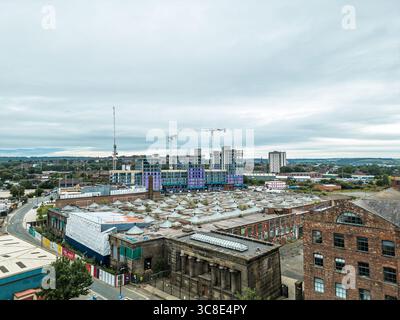 Temple Works und das umliegende Viertel South Bank von oben betrachtet, Leeds, West Yorkshire, Großbritannien. Das denkmalgeschützte ehemalige Industriebau des Grades I ist umrahmt Stockfoto