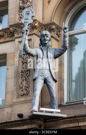 Liverpool, Großbritannien - 20. September 2024: Statue von Paul McCartney, außen am Hard Days Night Hotel, in der North John Street in der Stadt Stockfoto