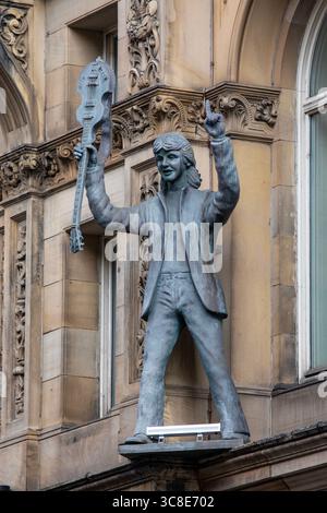 Liverpool, Großbritannien - 20. September 2024: Statue von Paul McCartney, außen am Hard Days Night Hotel, in der North John Street in der Stadt Stockfoto