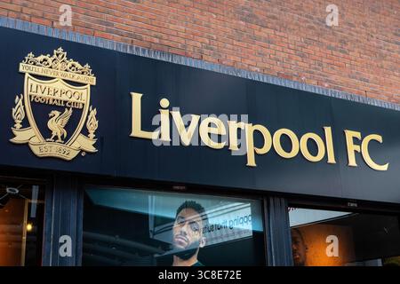 Liverpool, Großbritannien - 20. September 2024: Schild über dem Eingang zum Liverpool FC Store im Stadtzentrum von Liverpool, Großbritannien. Stockfoto