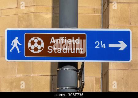 Liverpool, Großbritannien - 20. September 2024: Ein Schild mit der Richtung und Entfernung zum Anfield Stadium - dem Heimstadion des Liverpool Football Club. Stockfoto