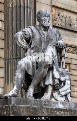 Liverpool, Großbritannien - 20. September 2024: Marmorskulptur des italienischen Künstlers Michelangelo, am Eingang zur Walker Art Gallery in der Stadt Stockfoto