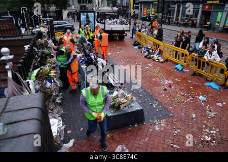Mitarbeiter und Freiwillige des Stadtrates von Birmingham beginnen, die Blumen und Tribut zu entfernen, die Ozzy Osbourne an der Black Sabbath Bridge Bank in der Broad Street in Birmingham hinterlassen hat. Black Sabbath Frontmann Ozzy starb letzten Monat im Alter von 76 Jahren. Bilddatum: Montag, 4. August 2025. Stockfoto