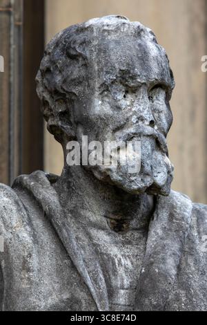 Liverpool, Großbritannien - 20. September 2024: Marmorskulptur des italienischen Künstlers Michelangelo, am Eingang zur Walker Art Gallery in der Stadt Stockfoto