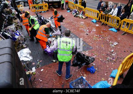 Mitarbeiter und Freiwillige des Stadtrates von Birmingham beginnen, die Blumen und Tribut zu entfernen, die Ozzy Osbourne an der Black Sabbath Bridge Bank in der Broad Street in Birmingham hinterlassen hat. Black Sabbath Frontmann Ozzy starb letzten Monat im Alter von 76 Jahren. Bilddatum: Montag, 4. August 2025. Stockfoto