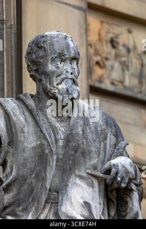 Liverpool, Großbritannien - 20. September 2024: Marmorskulptur des italienischen Künstlers Michelangelo, am Eingang zur Walker Art Gallery in der Stadt Stockfoto