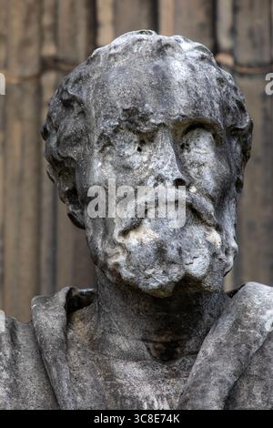 Liverpool, Großbritannien - 20. September 2024: Marmorskulptur des italienischen Künstlers Michelangelo, am Eingang zur Walker Art Gallery in der Stadt Stockfoto