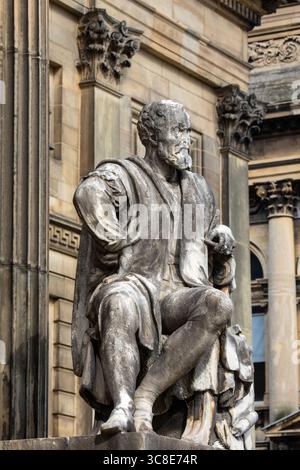 Liverpool, Großbritannien - 20. September 2024: Marmorskulptur des italienischen Künstlers Michelangelo, am Eingang zur Walker Art Gallery in der Stadt Stockfoto