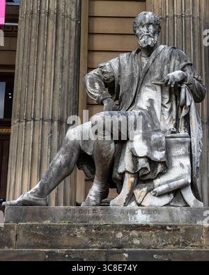 Liverpool, Großbritannien - 20. September 2024: Marmorskulptur des italienischen Künstlers Michelangelo, am Eingang zur Walker Art Gallery in der Stadt Stockfoto