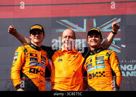Budapest, Ungarn. August 2025. Lando Norris (R) und Oscar Piastri (L) feiern das Podium des Formel-1-Großen Preises von Ungarn 2025. (Foto: Luca Martini/SOPA Images/SIPA USA) Credit: SIPA USA/Alamy Live News Stockfoto
