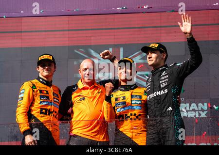 Budapest, Ungarn. August 2025. Lando Norris (R2), Oscar Piastri (L) und George Russell (R) feiern das Podium des Formel-1-Großen Preises von Ungarn 2025. (Foto: Luca Martini/SOPA Images/SIPA USA) Credit: SIPA USA/Alamy Live News Stockfoto