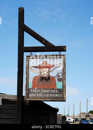 Das Porträt des Piraten Blackbeard auf einem Schild mit den Sterben ist der Glückliche, der sich auf Treasure Island in Hastings East Sussex England bezieht Stockfoto