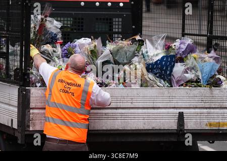 Mitarbeiter und Freiwillige des Stadtrates von Birmingham beginnen, die Blumen und Tribut zu entfernen, die Ozzy Osbourne an der Black Sabbath Bridge Bank in der Broad Street in Birmingham hinterlassen hat. Black Sabbath Frontmann Ozzy starb letzten Monat im Alter von 76 Jahren. Bilddatum: Montag, 4. August 2025. Stockfoto