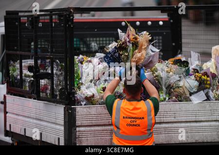 Mitarbeiter und Freiwillige des Stadtrates von Birmingham beginnen, die Blumen und Tribut zu entfernen, die Ozzy Osbourne an der Black Sabbath Bridge Bank in der Broad Street in Birmingham hinterlassen hat. Black Sabbath Frontmann Ozzy starb letzten Monat im Alter von 76 Jahren. Bilddatum: Montag, 4. August 2025. Stockfoto