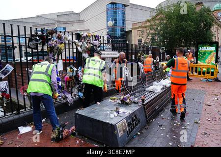 Mitarbeiter und Freiwillige des Stadtrates von Birmingham beginnen, die Blumen und Tribut zu entfernen, die Ozzy Osbourne an der Black Sabbath Bridge Bank in der Broad Street in Birmingham hinterlassen hat. Black Sabbath Frontmann Ozzy starb letzten Monat im Alter von 76 Jahren. Bilddatum: Montag, 4. August 2025. Stockfoto