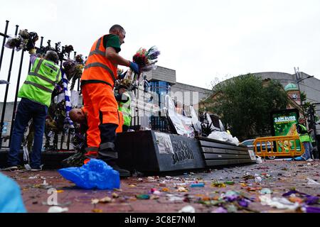 Mitarbeiter und Freiwillige des Stadtrates von Birmingham beginnen, die Blumen und Tribut zu entfernen, die Ozzy Osbourne an der Black Sabbath Bridge Bank in der Broad Street in Birmingham hinterlassen hat. Black Sabbath Frontmann Ozzy starb letzten Monat im Alter von 76 Jahren. Bilddatum: Montag, 4. August 2025. Stockfoto