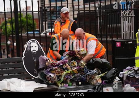 Mitarbeiter und Freiwillige des Stadtrates von Birmingham beginnen, die Blumen und Tribut zu entfernen, die Ozzy Osbourne an der Black Sabbath Bridge Bank in der Broad Street in Birmingham hinterlassen hat. Black Sabbath Frontmann Ozzy starb letzten Monat im Alter von 76 Jahren. Bilddatum: Montag, 4. August 2025. Stockfoto
