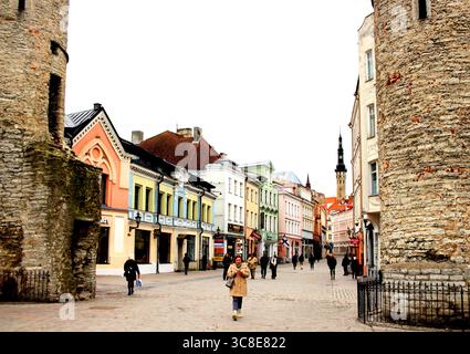Blick durch die Türme des Viru-Tores aus dem 14. Jahrhundert auf die farbenfrohen Straßen von Tallinn, Estland. Stockfoto