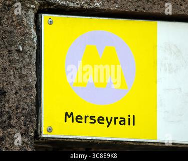 Liverpool, Vereinigtes Königreich - 20. September 2024: Nahaufnahme des Merseyrail-Logos am Eingang eines Bahnhofs in Liverpool, Vereinigtes Königreich. Stockfoto